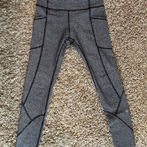 Lululemon Tight Stuff Tight II 25” Reflective Scallop Alpine White/Black Sz 4 - Picture 2 of 15